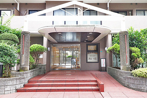 屋根付きのアプローチを備えた、上品な共用入口