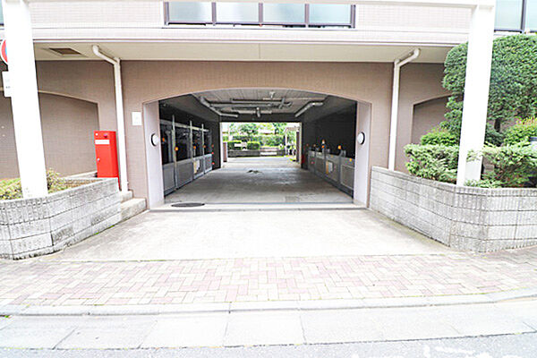 雨の日にも利用しやすい屋根付きの駐車場入口