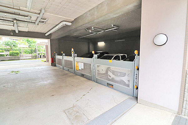 建物内に設けられた屋根付きの駐車場