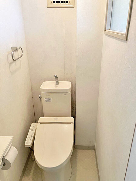 温水洗浄便座付きで、快適に使用できるトイレ