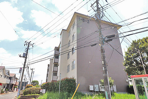 周囲に緑が点在する、落ち着いた住環境に佇むマンション