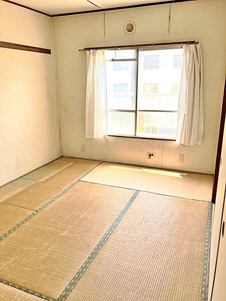 南向きの窓を備えた、陽当たりの良い6帖和室