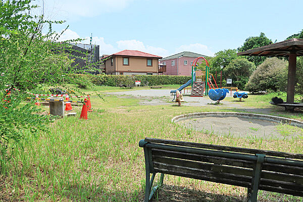 現地から徒歩3分（約199m）にある走り回れる公園「東寺山あじさい公園」です