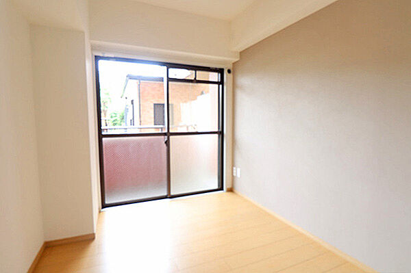 約5帖洋室　南東向きの明るいお部屋です