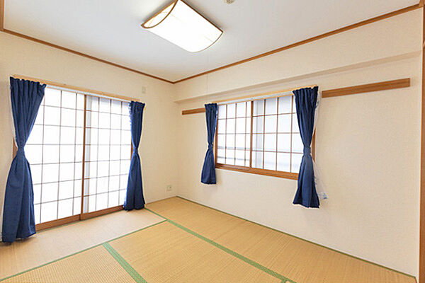約6帖和室　リビングとは続き間になっているため利便性のよいお部屋です