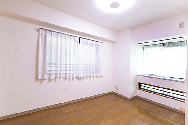 約6帖洋室　2面採光で明るいお部屋です