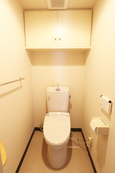温水洗浄機能付トイレ　消耗品等収納できる吊戸棚がございます