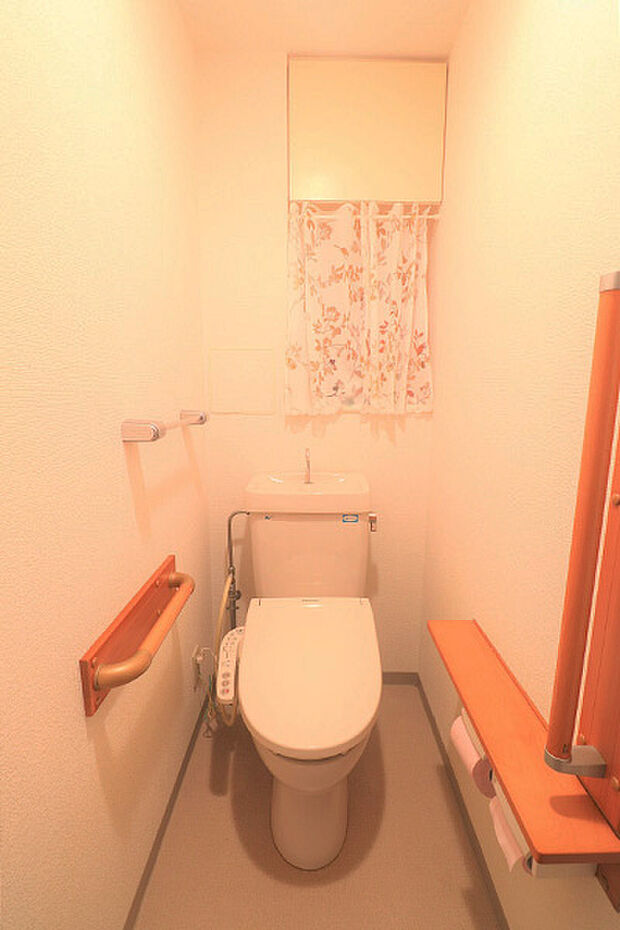 トイレ 上部吊戸棚付きのトイレです。