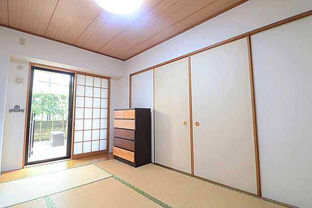 和室6帖 専用庭を眺めることができるお部屋です。また押入もございます。