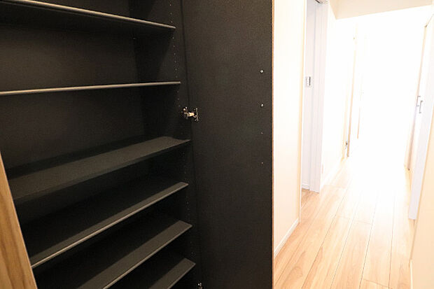 玄関の靴箱は黒色で汚れが目立たない高級感のある作りになっております。