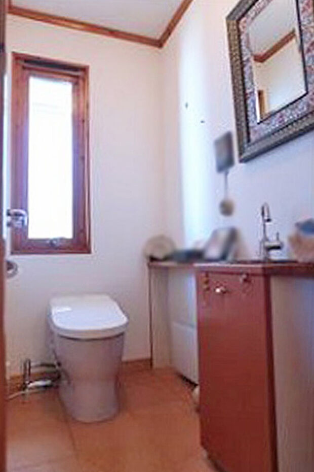 室内（2023年11月）撮影 2階トイレはオーナー専用のため、シンプルに清潔感あるトイレです。