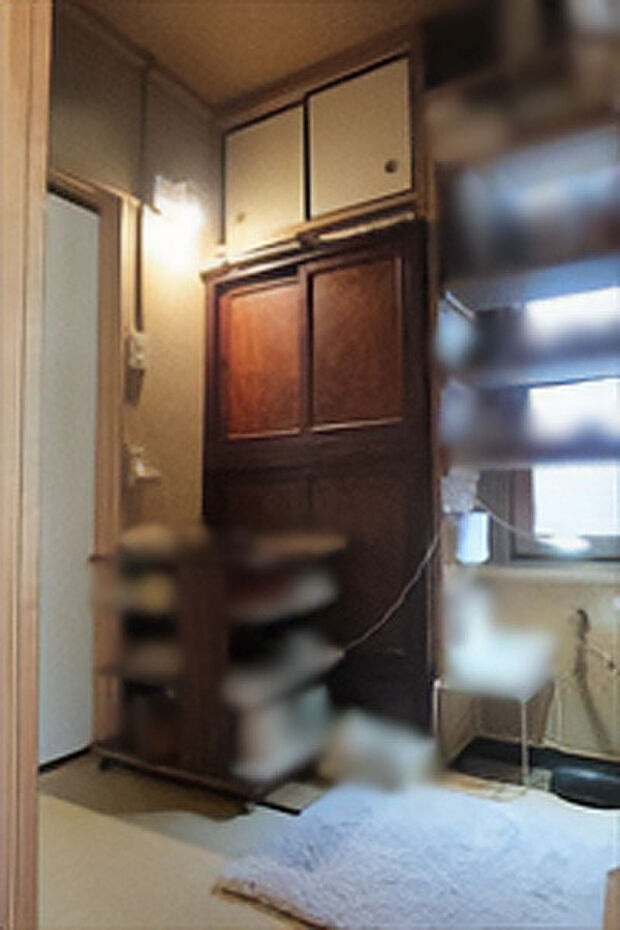 室内（2023年11月）撮影 水屋の写真です。 写真左手に和室、茶室への襖があります。