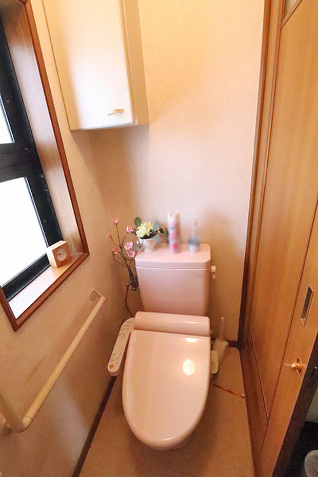 2Fトイレ　上部の棚には掃除用具やストックをしまうことが可能です。