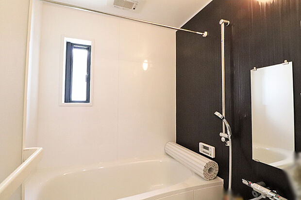 浴室もご丁寧にお使いです。シャワー水栓の高さ調整可能でございます。