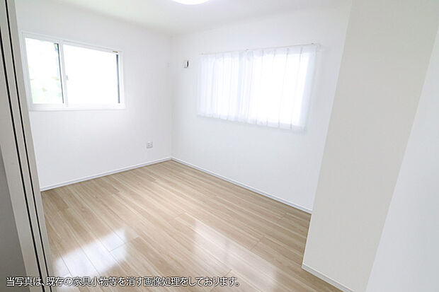 1階約5.2帖の洋室です。フロアコーティングにより、光沢感のある床が印象的です。