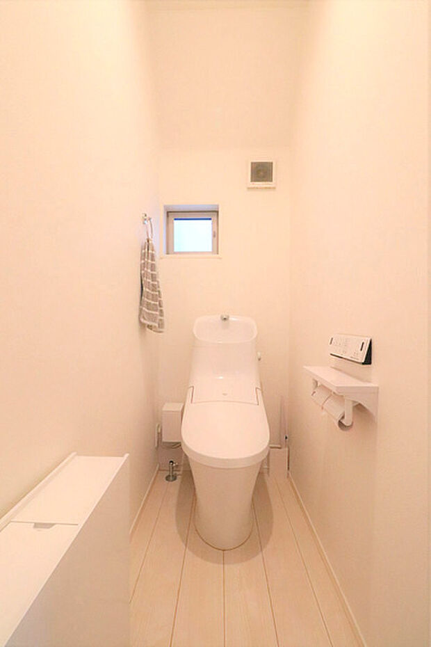 2階のトイレの写真です。トイレ内には収納スペースもあり、ウォシュレットも付いております。