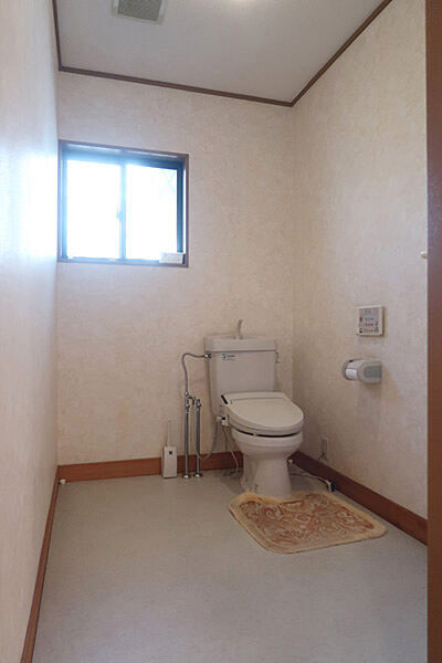 1階のトイレは車椅子で入室可能な広さです。