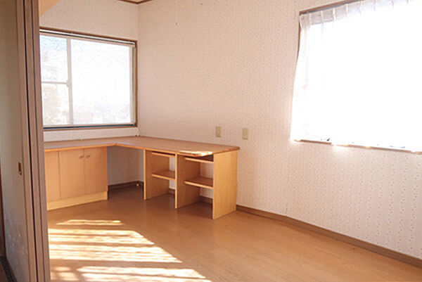 2階の南西に位置する洋室約5.3帖のお部屋です。写真左の和室約6帖間と続いています。