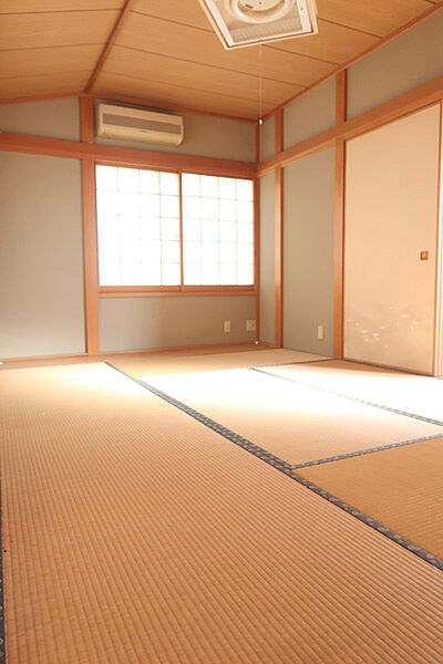 2階の和室約6帖間を廊下から撮影しました。右の奥に洋室約5.3帖間が続きます。