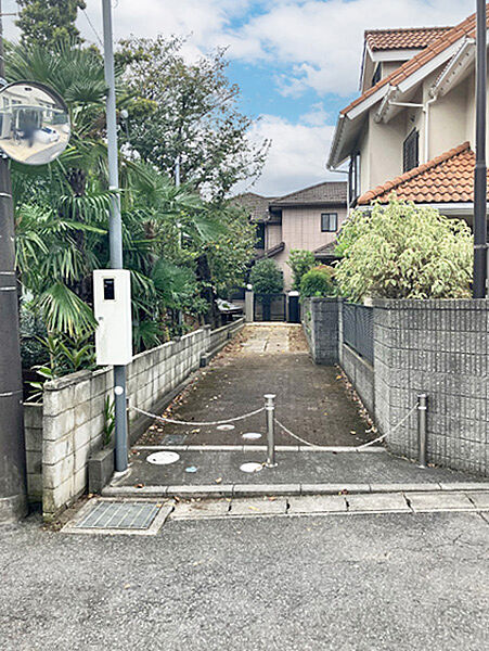 車庫スペースです。間口は隅切りがあり約4ｍ、その先は奥行き約6ｍまで幅3ｍあります。