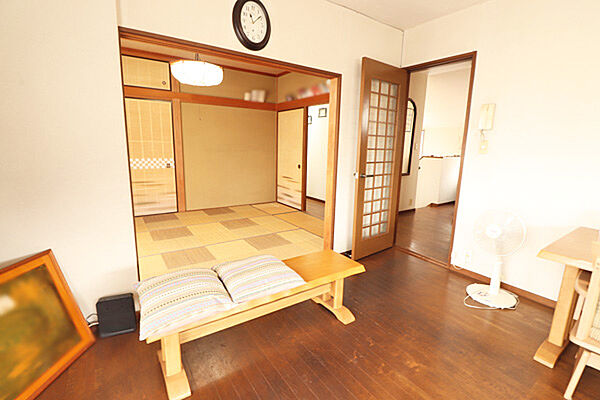 2階のDKから和室を見る。2階部分は26坪超あります