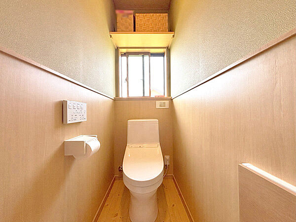 2階にトイレあり。階段を降りなくてもいいので、高齢者の方も便利です