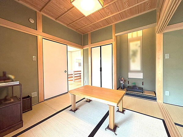 床の間からはより風情を感じられます。清らかな空間から安らぎの時間が流れます