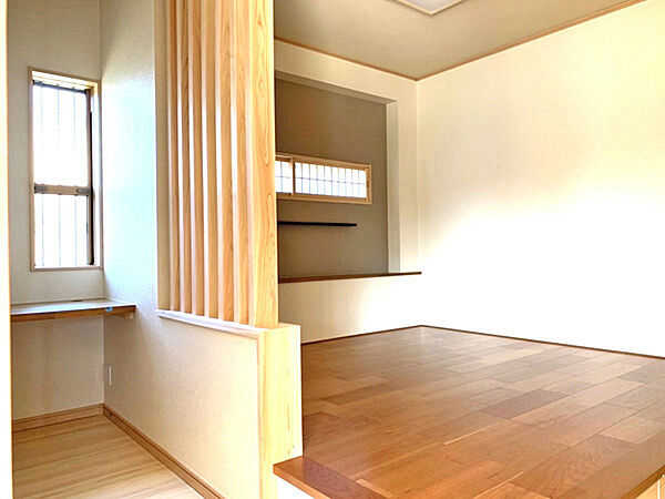 1階の小上りありの洋室約8帖。（※新築時のお写真です）