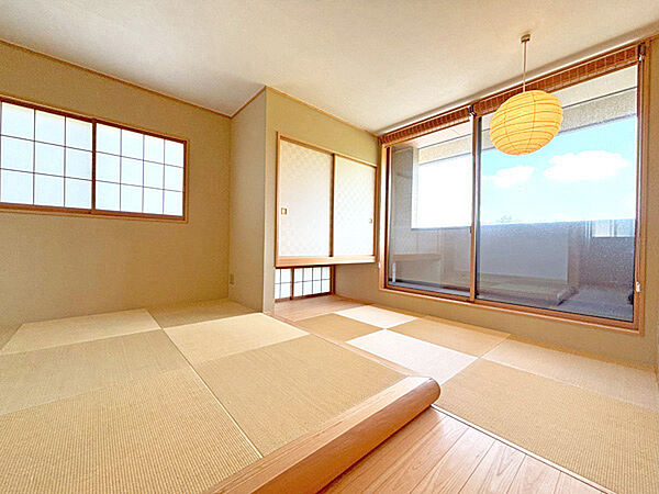 2階和室9帖。琉球畳を使用しており、高級感が漂っております