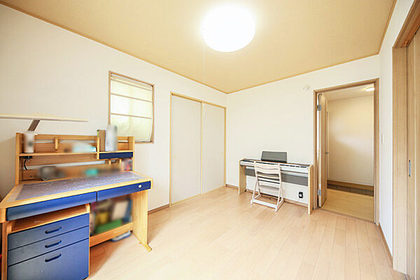 リビングとは続き間になっているため利便性のよいお部屋です