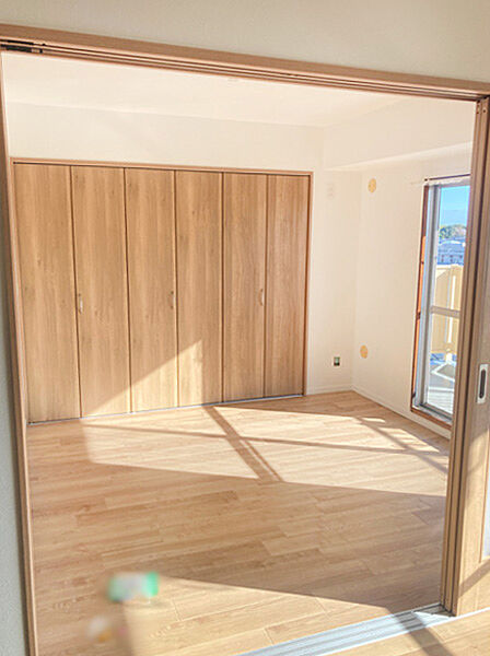 南西バルコニーに面した明るい居室