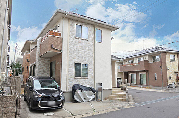 東側から撮影、駐車スペースは車種により2台駐車可能