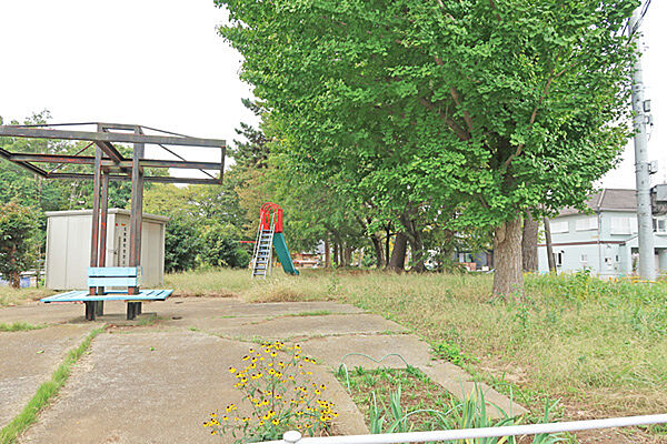 現地から7分（約507ｍ）にある松飛台公園