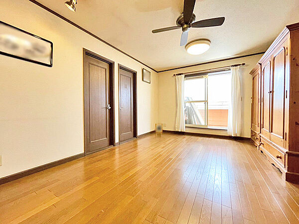 3階洋室約11帖。お部屋の空気を循環させるシーリングファン付