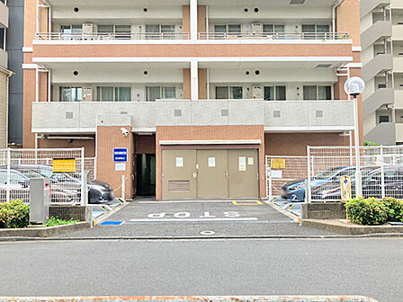 建物前面に駐車場を配置。奥にはゴミ置場もあり、日々の暮らしに便利な共用設備が整っています。