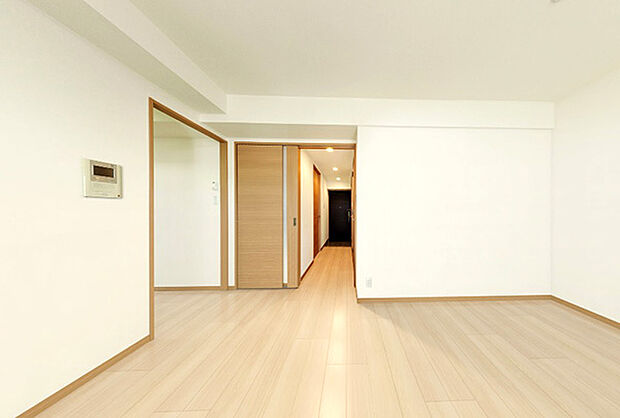 ライトカラーのフローリングが採用されており、お部屋全体が明るく開放感のある印象を与えてくれます。