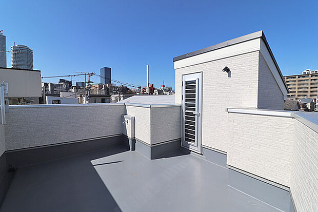屋上バルコニーには水栓やコンセントも設置されております。