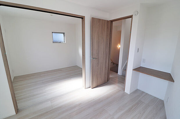 3階の洋室は間仕切りドアを閉めて2部屋に別けることもできます。