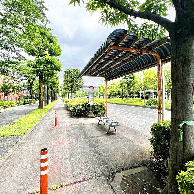 徒歩2分に「鶴見駅」「川崎駅」行きへのバス停「栄町公園」停があり雨の日の通勤通学の利便性を高めます