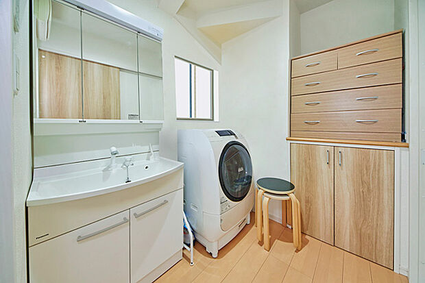 洗面台の鏡裏、洗面台の下、独立した物入、さらに床下収納と、たっぷりの収納スペースがあります。
