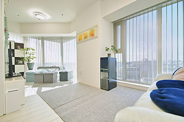 清潔感のある明るいフローリングがお部屋に馴染み、心地よい空間を演出しています。
