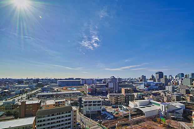 バルコニーからの眺望です。川崎の街並みから横浜方面を一望することができます。