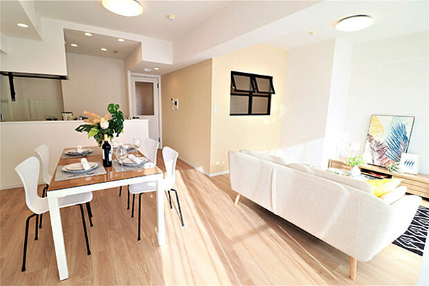 さまざまな家具の配置プランを可能にする設計で、癒しの空間を演出します。