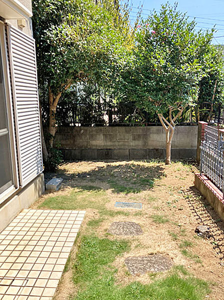広いお庭ではガーデニングや家庭菜園などが楽しめます
