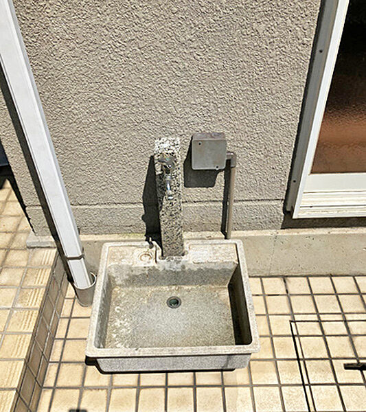スロップシンクを設置。お子様の靴洗いやガーデニングに大変便利です。