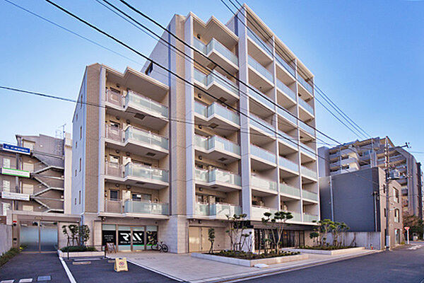 シャープなデザインが印象的な洗練された住まい