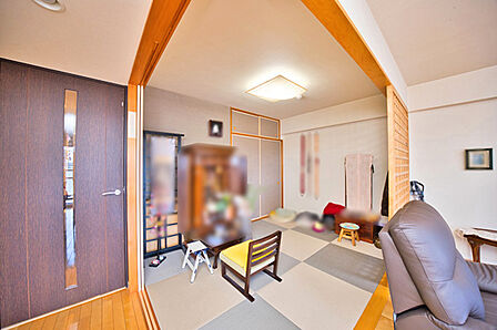 リビング横の畳のお部屋はアイロンがけや洗濯物を畳むちょっとした家事スペースに最適。