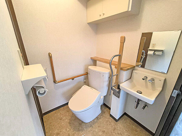 トイレには手すりの設置、車いすでも使いやすい高さの手洗いカウンターと鏡をご用意しました。