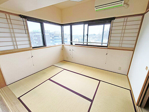 パノラマビューが楽しめる和室部分。目の前は開けており眺望良好です。