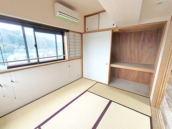 大容量収納の押入。収納ボックスを活用したり、自分の使いやすいアレンジができるのも魅力。